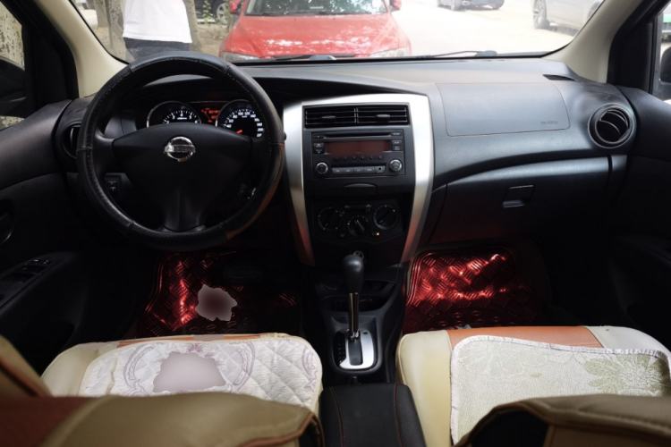 Used Nissan Livina 2013 1.6XE CVT Comfort Edition Center Console