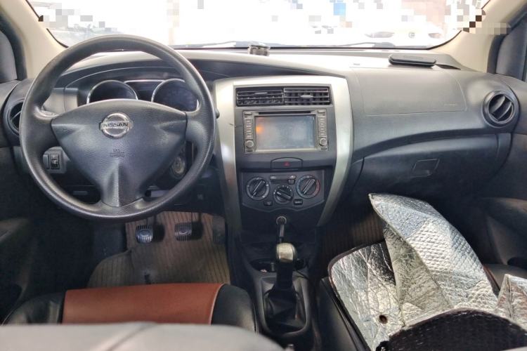Used Nissan Livina 2013 1.6XE Manual Comfort Edition Center Console