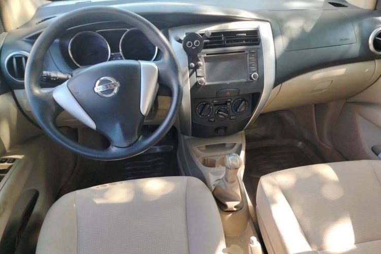 Used Nissan Livina 2013 1.6XL Manual Luxury Edition Center Console