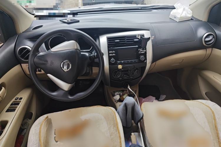 Used Nissan Livina 2013 1.6XL Manual Luxury Edition Center Console