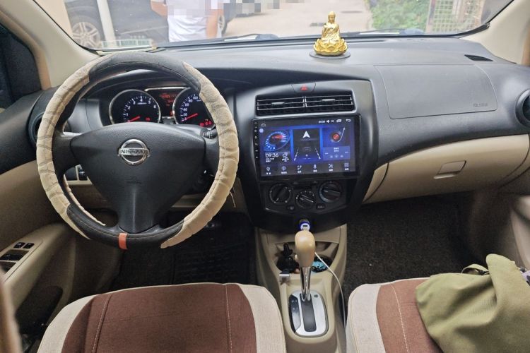 Used Nissan Livina 2013 1.6XE CVT Comfort Edition Center Console