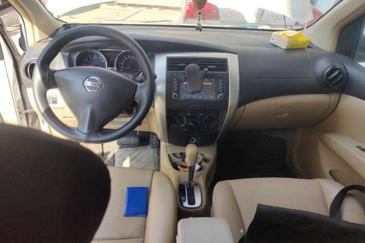 Used Nissan Livina 2013 1.6XE CVT Comfort Edition Center Console