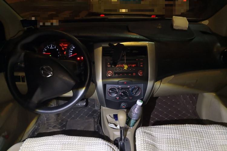 Used Nissan Livina 2013 1.6XE CVT Comfort Edition Center Console