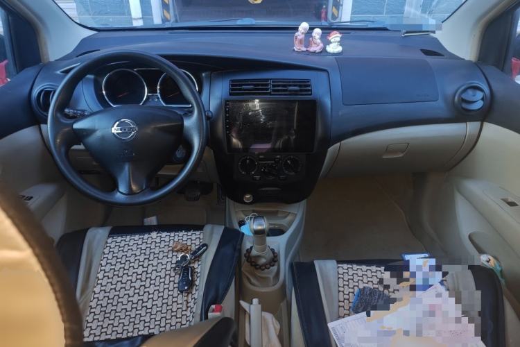 Used Nissan Livina 2013 1.6XE Manual Comfort Edition Center Console