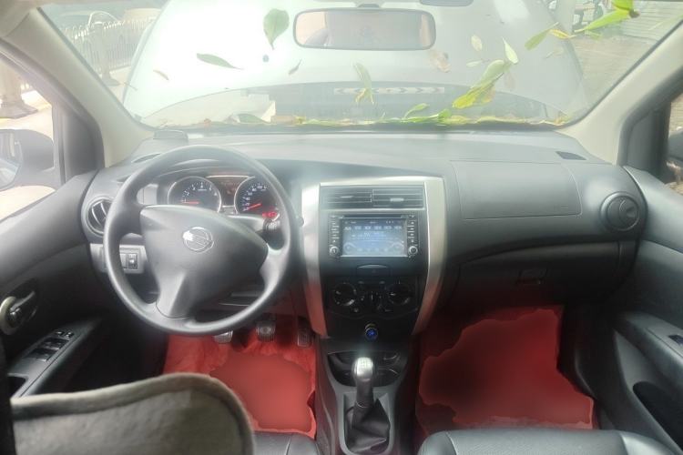 Used Nissan Livina 2013 1.6XE Manual Comfort Edition Center Console