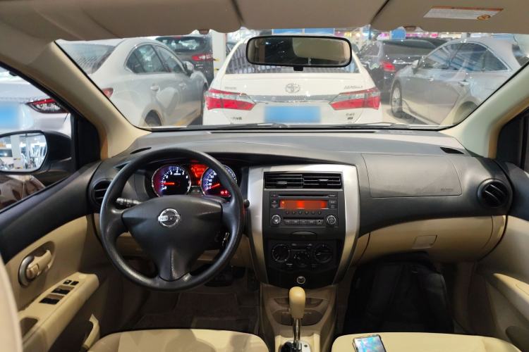 Used Nissan Livina 2013 1.6XE CVT Comfort Edition Center Console