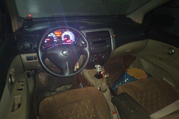 Used Nissan Livina 2013 1.6XE Manual Comfort Edition Center Console