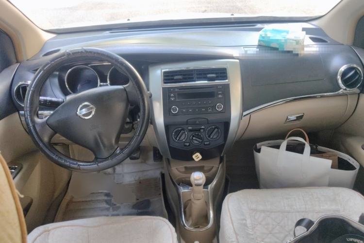 Used Nissan Livina 2013 1.6XE Manual Comfort Edition Center Console