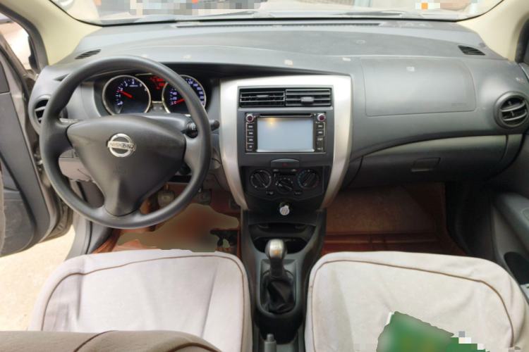 Used Nissan Livina 2013 1.6XE Manual Comfort Edition Center Console