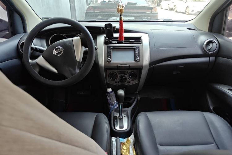 Used Nissan Livina 2013 JINRUI 1.6XV CVT Luxury Edition Center Console