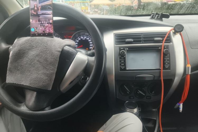 Used Nissan Livina 2013 Jingrui 1.6XL Manual Comfort Edition Center Console