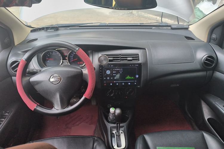 Used Nissan Livina 2013 1.6XE CVT Comfort Edition Center Console