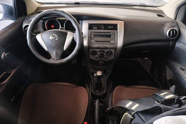 Used Nissan Livina 2013 JINRUI 1.6XV Manual Luxury Edition Center Console