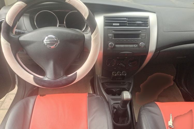 Used Nissan Livina 2013 1.6XE Manual Comfort Edition Center Console