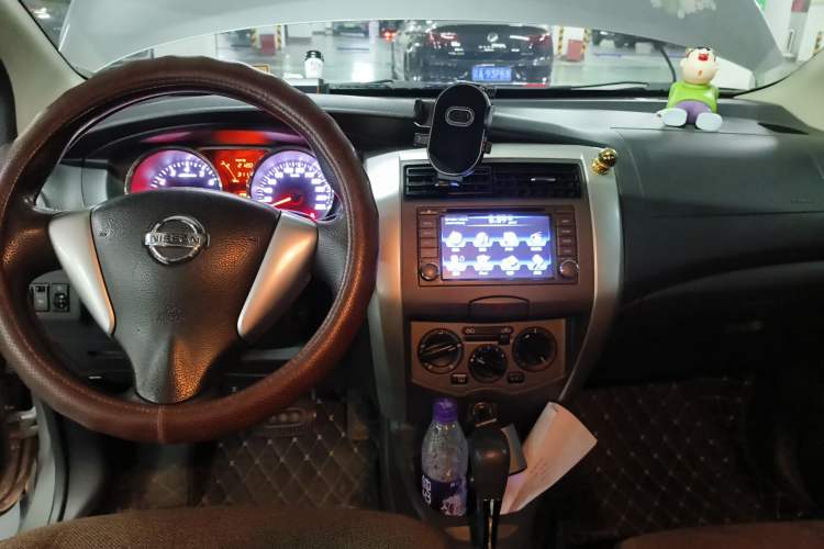 Used Nissan Livina 2013 JINRUI 1.6XV CVT Luxury Edition Center Console