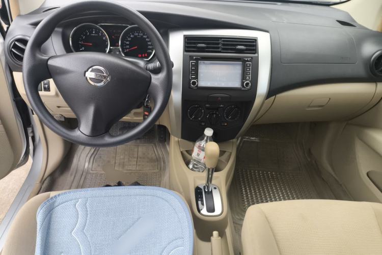 Used Nissan Livina 2013 1.6XE CVT Comfort Edition Center Console