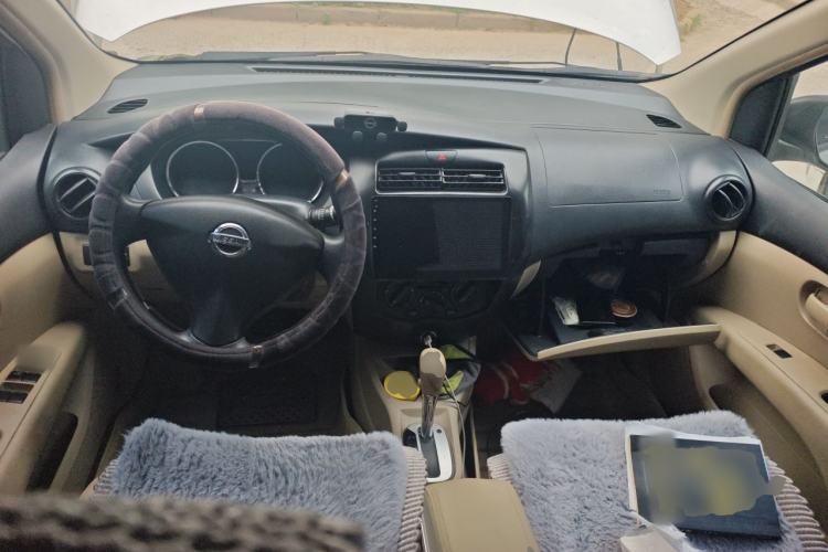 Used Nissan Livina 2013 1.6XE CVT Comfort Edition Center Console