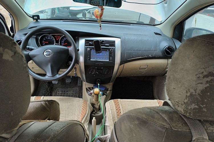Used Nissan Livina 2013 1.6XE Manual Comfort Edition Center Console