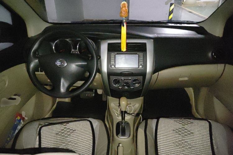 Used Nissan Livina 2013 1.6XE CVT Comfort Edition Center Console