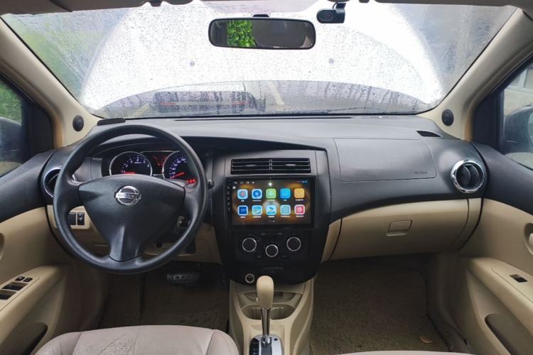 Used Nissan Livina 2013 1.6XE CVT Comfort Edition Center Console