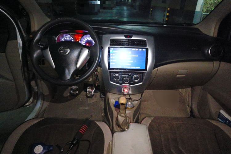 Used Nissan Livina 2013 1.6XL Manual Luxury Edition Center Console