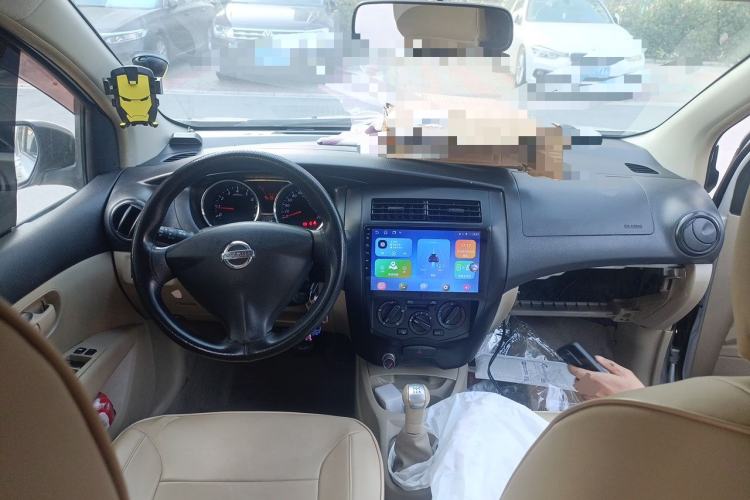 Used Nissan Livina 2013 1.6XE Manual Comfort Edition Center Console