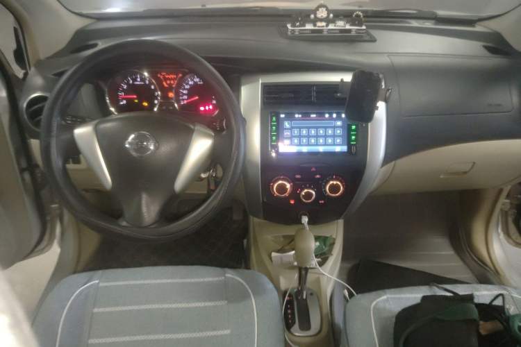 Used Nissan Livina 2013 1.6XL CVT Luxury Edition Center Console