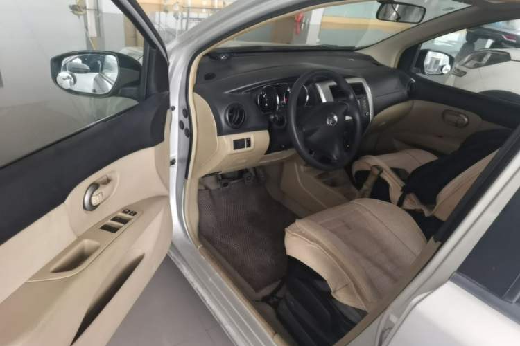 Used Nissan Livina 2013 1.6XE Manual Comfort Edition Driver Seat