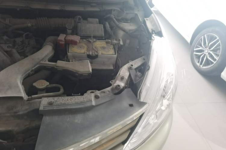 Used Nissan Livina 2013 1.6XE Manual Comfort Edition Engine Bay Left