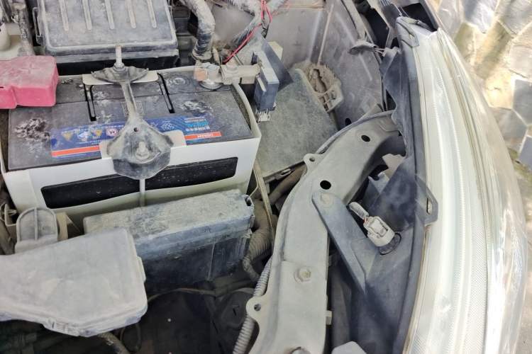 Used Nissan Livina 2013 1.6XE Manual Comfort Edition Engine Bay Left