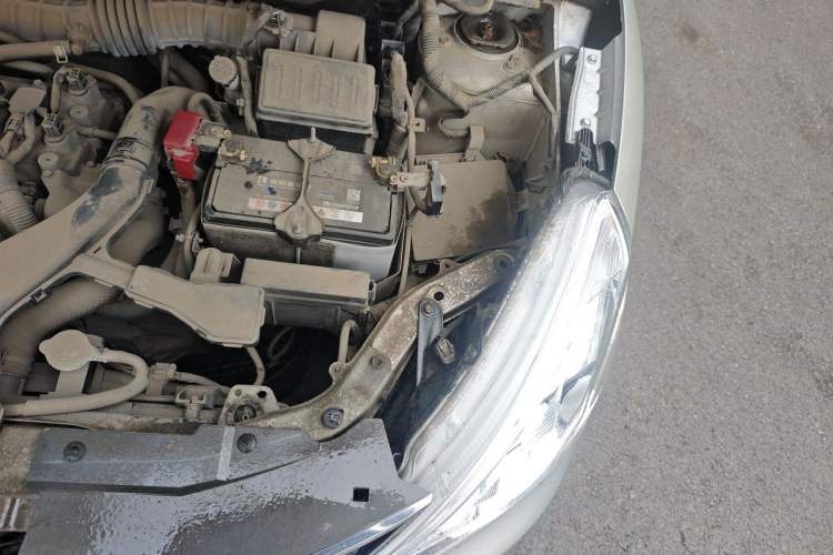 Used Nissan Livina 2013 JINRUI 1.6XV Manual Luxury Edition Engine Bay Left