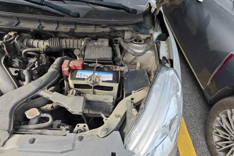Used Nissan Livina 2013 1.6XE Manual Comfort Edition Engine Bay Left