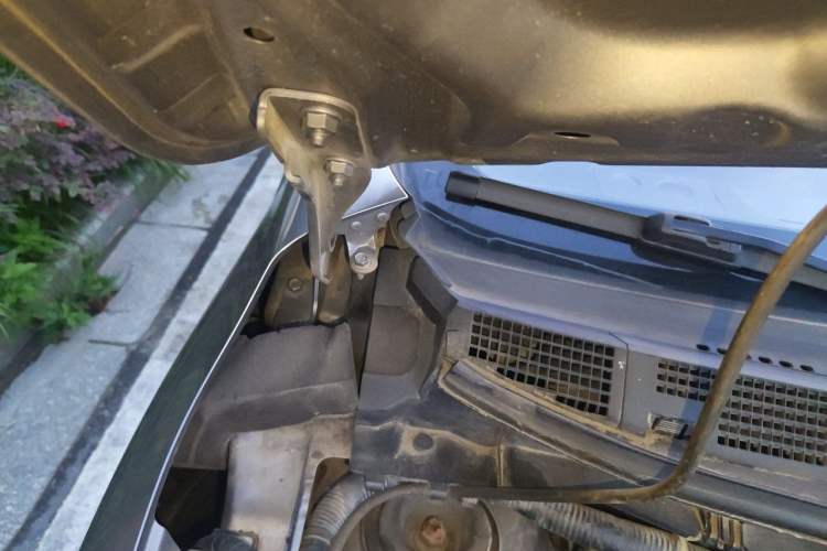 Used Nissan Livina 2013 JINRUI 1.6XV CVT Luxury Edition Engine Bay Right