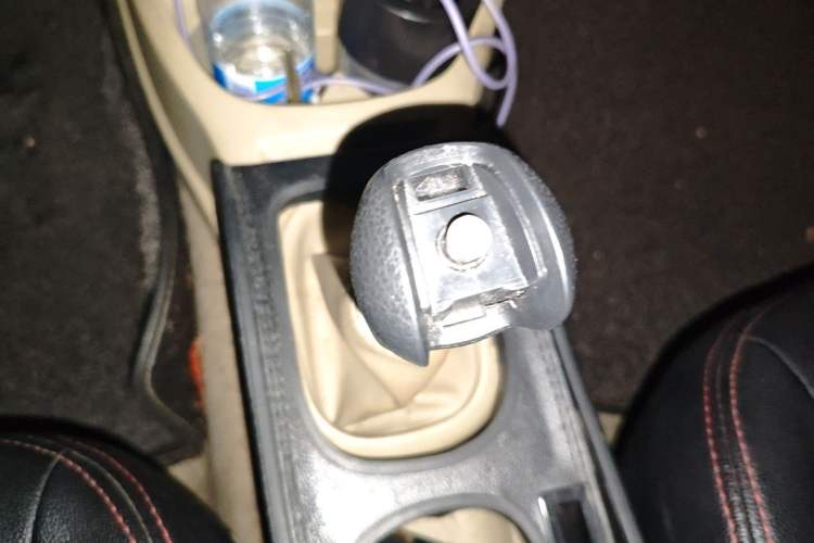 Used Nissan Livina 2013 1.6XE Manual Comfort Edition Gear Lever
