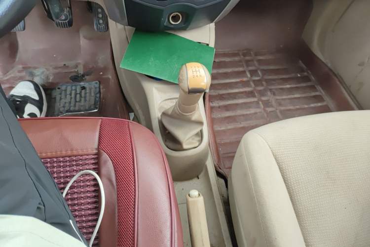Used Nissan Livina 2013 1.6XE Manual Comfort Edition Gear Lever