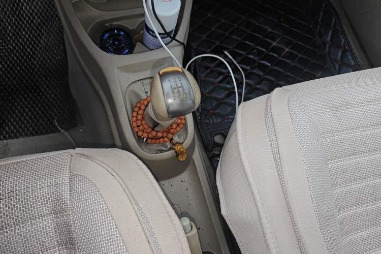 Used Nissan Livina 2013 1.6XE Manual Comfort Edition Gear Lever