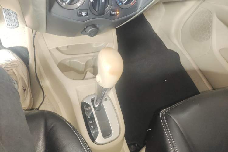 Used Nissan Livina 2013 1.6XE CVT Comfort Edition Gear Lever