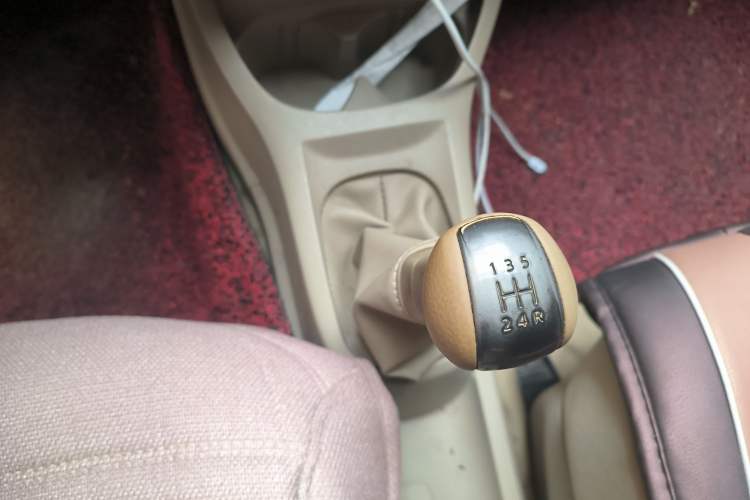 Used Nissan Livina 2013 1.6XE Manual Comfort Edition Gear Lever