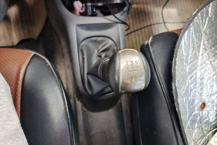 Used Nissan Livina 2013 1.6XE Manual Comfort Edition Gear Lever