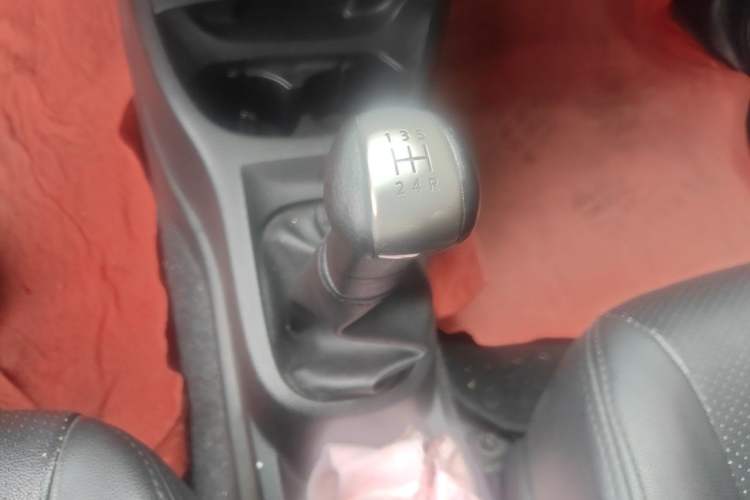 Used Nissan Livina 2013 1.6XE Manual Comfort Edition Gear Lever