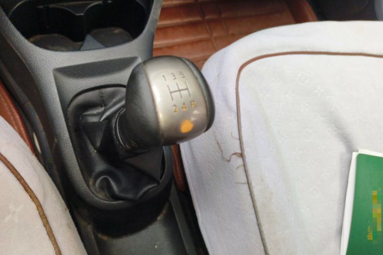Used Nissan Livina 2013 1.6XE Manual Comfort Edition Gear Lever