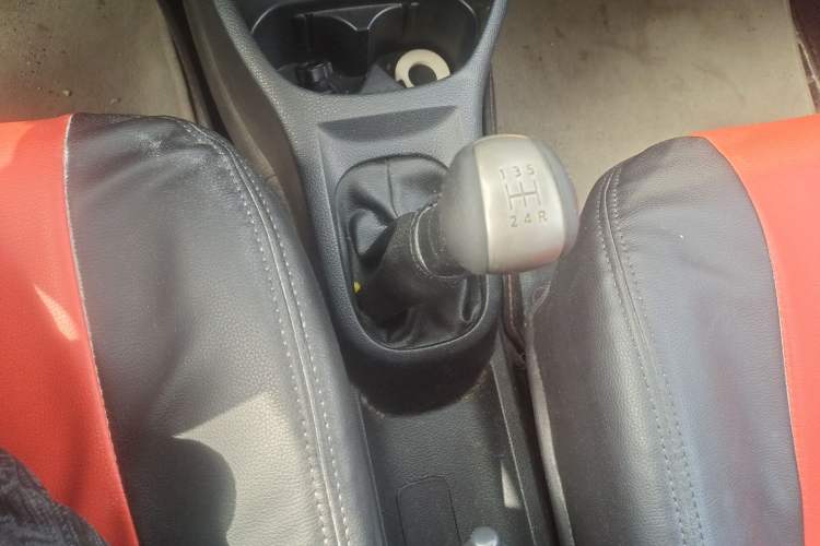 Used Nissan Livina 2013 1.6XE Manual Comfort Edition Gear Lever