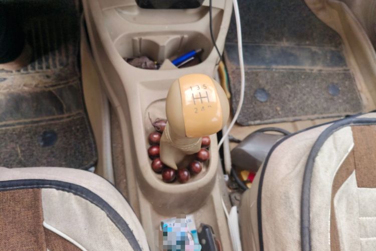 Used Nissan Livina 2013 1.6XE Manual Comfort Edition Gear Lever