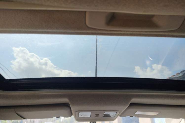 Used Nissan Livina 2013 JINRUI 1.6XV CVT Luxury Edition Headliner