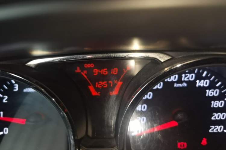 Used Nissan Livina 2013 1.6XE Manual Comfort Edition Odometer Close Up
