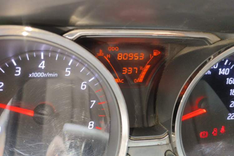 Used Nissan Livina 2013 1.6XE Manual Comfort Edition Odometer Close Up