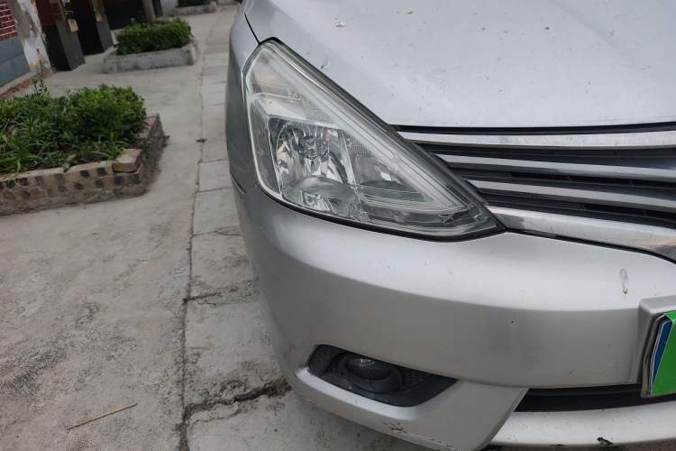 Used Nissan Livina 2013 1.6XE Manual Comfort Edition Right Front Headlight
