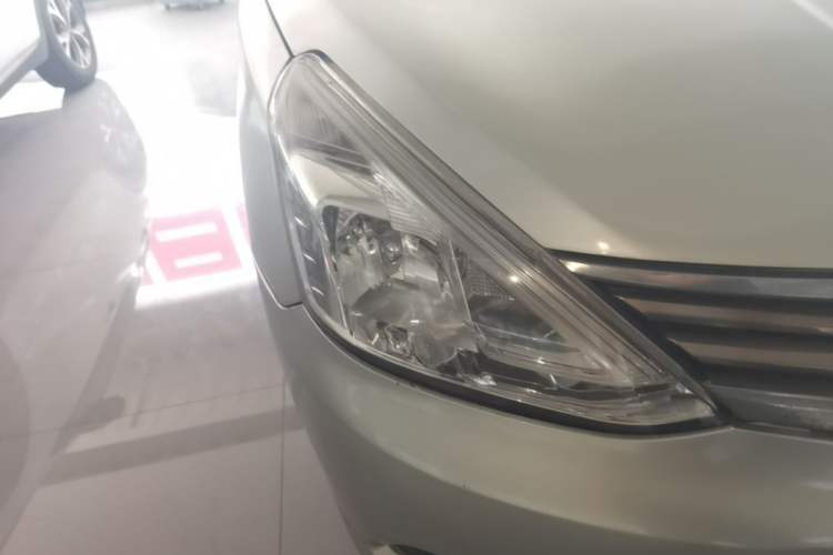 Used Nissan Livina 2013 1.6XE Manual Comfort Edition Right Front Headlight