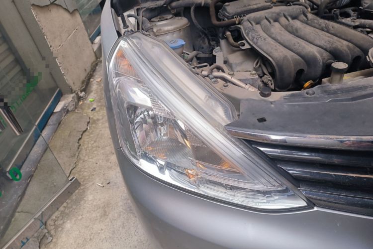 Used Nissan Livina 2013 1.6XE Manual Comfort Edition Right Front Headlight