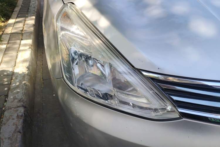 Used Nissan Livina 2013 1.6XL Manual Luxury Edition Right Front Headlight